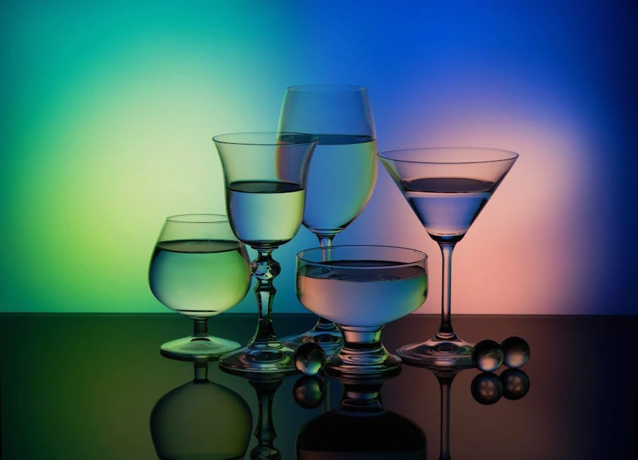 Moderní univerzitní budova se skleněnou fasádou.